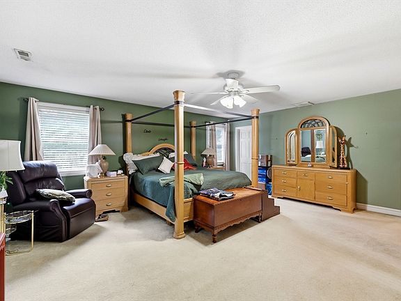 4th image of 10 Lyman Barnes Rd