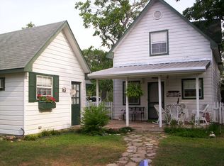 941 Maple St, Lockhart, TX 78644