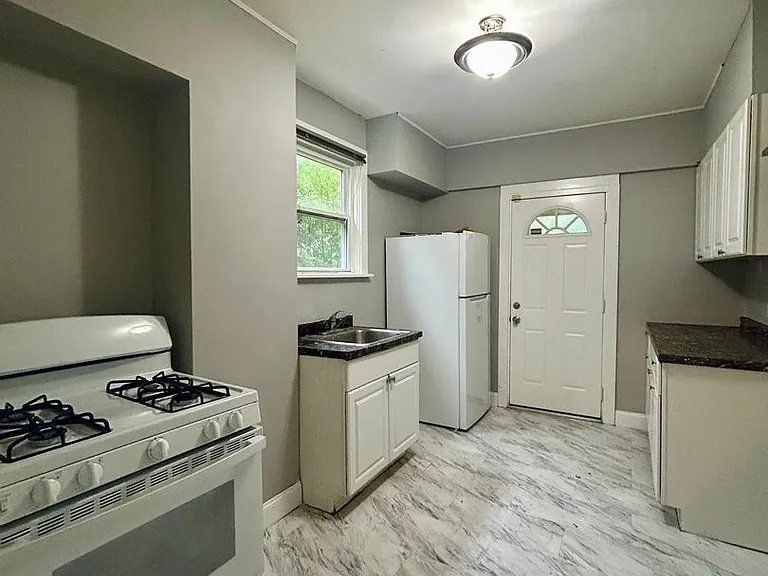 1311 Oakhill St — Photo 4