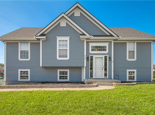 206 Bridgeport Dr, Smithville, MO 64089