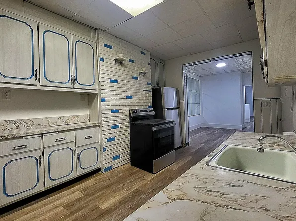 821 Metropolitan Avenue image 1 of 8