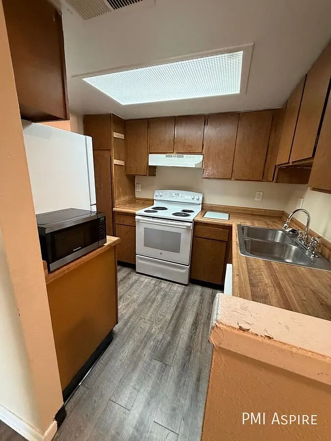 2 bed, 1.5 bath, 1000 sqft, $1,300 — Photo 4