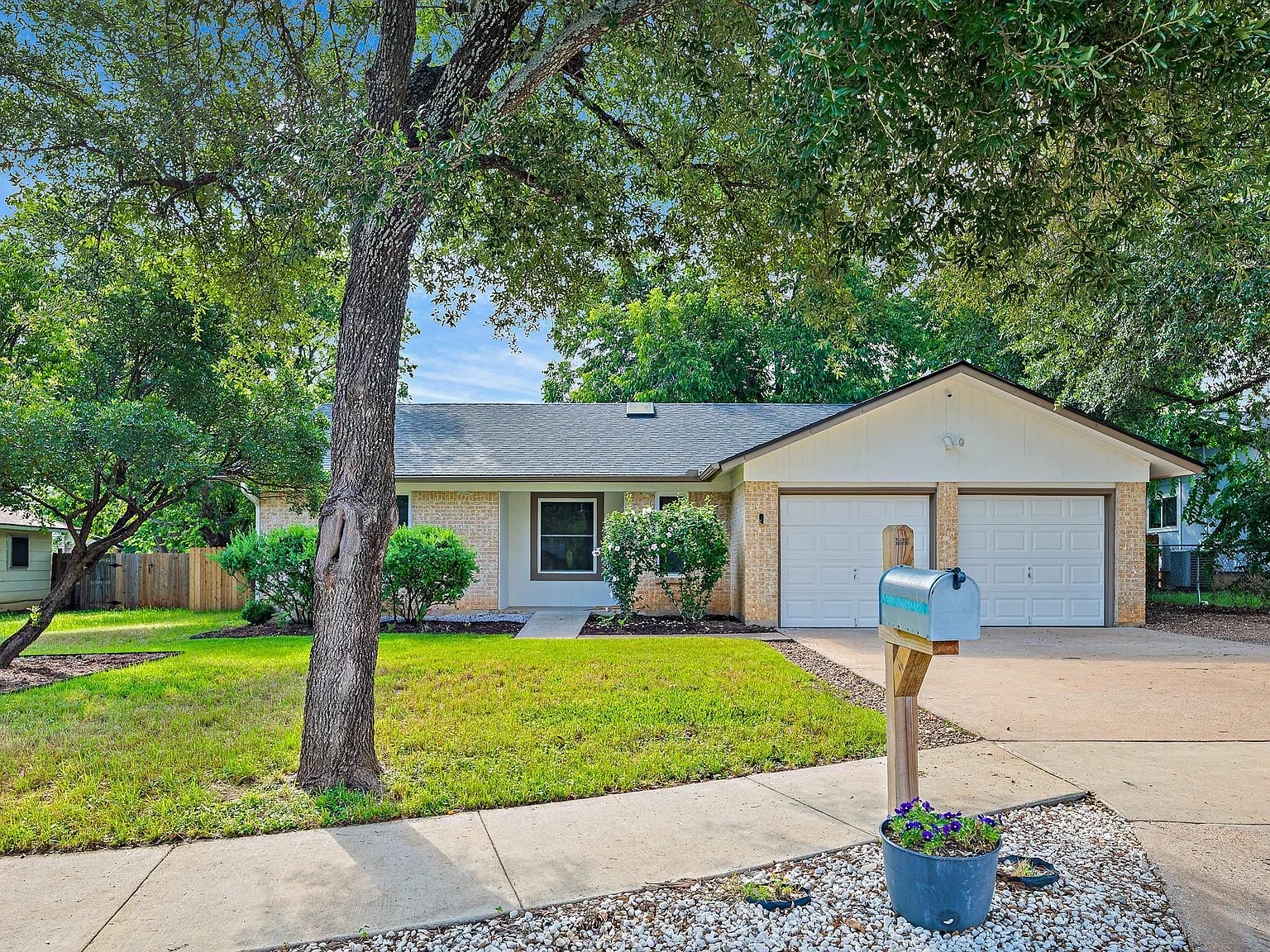 4 bed, 2.0 bath, 1516 sqft, $2,200 — Photo 1