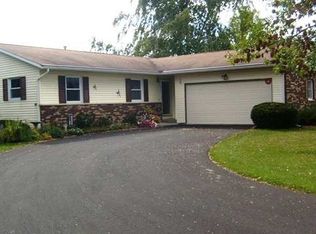 1025 W Meadows Dr, Freeport, IL 61032