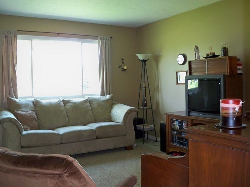 Great Room w/picture window