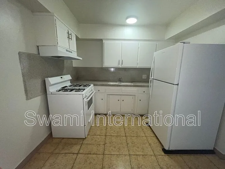629 W 82nd St #2 — Photo 11