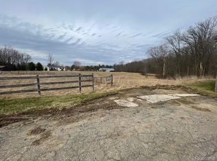 8261 Fenton Rd, Grand Blanc, MI 48439