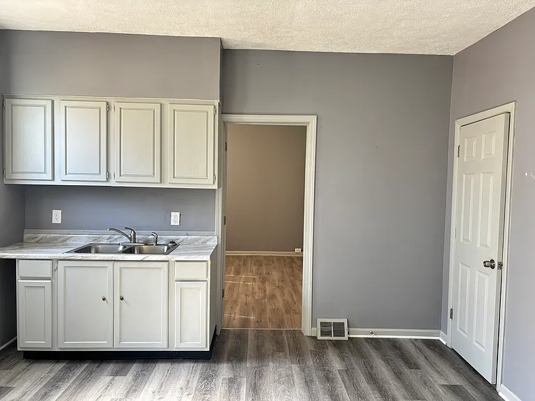4019 Newark Ave #2 — Photo 3