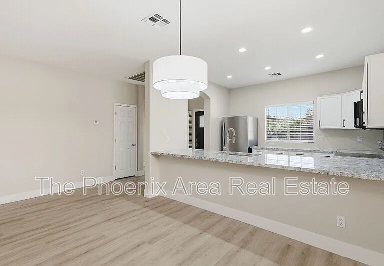 554 E San Carlos Way — Photo 10