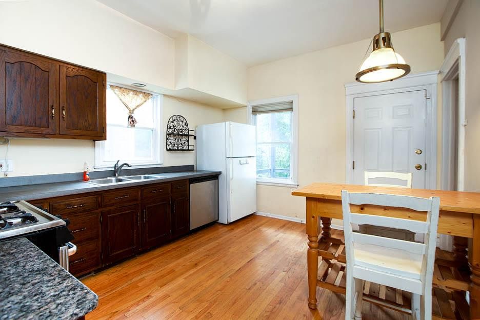 Eat-in kitchen