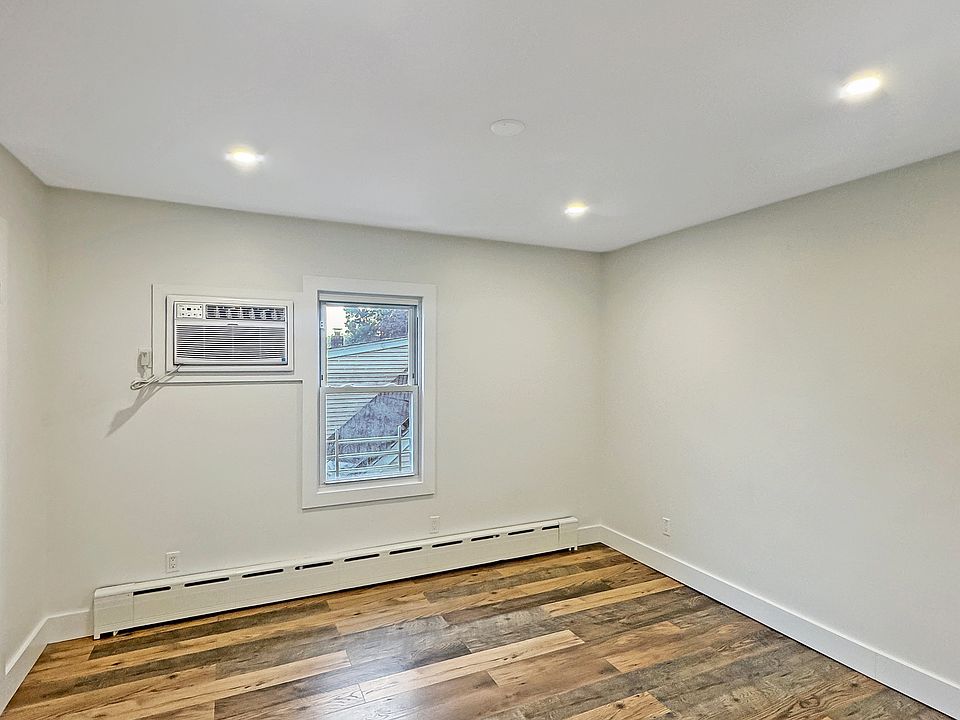 MASTER BEDROOM (UN-STAGED)