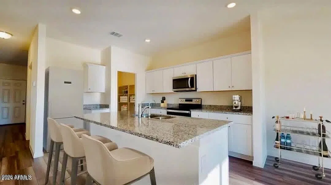 5 bed, 2.5 bath, 2338 sqft, $2,600 — Photo 2