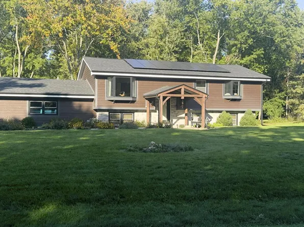 W330N5515 Linden CIRCLE E E, Nashotah, WI 53058