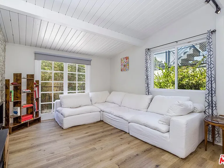 8876 Wonderland Ave — Photo 12