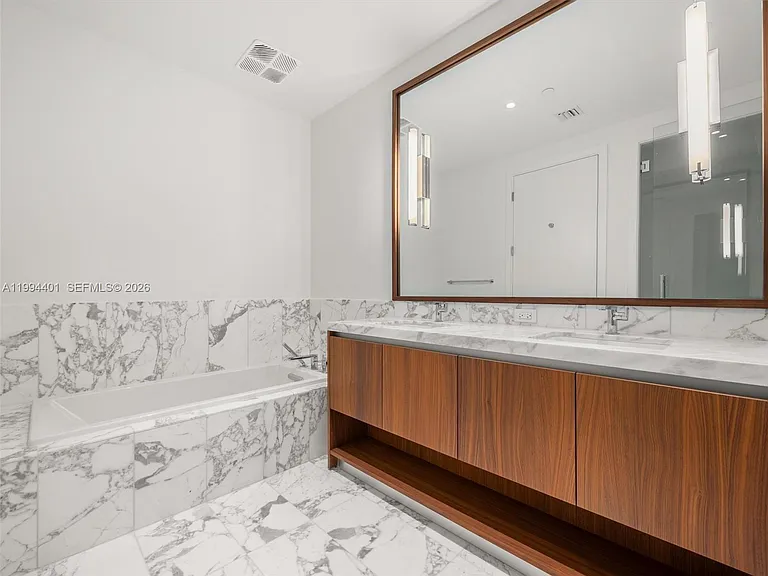 175 SE 25th Rd #502 — Photo 24