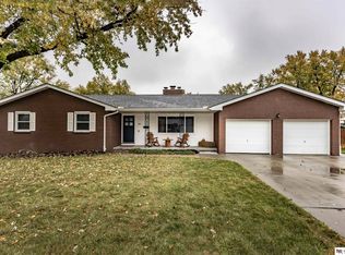 404 Crest Dr, Papillion, NE 68046