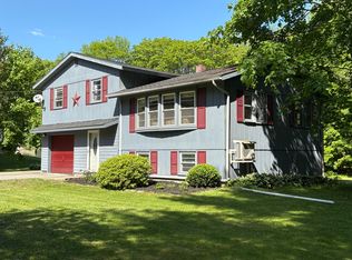 37 Woodridge Dr, Manchester, ME 04351