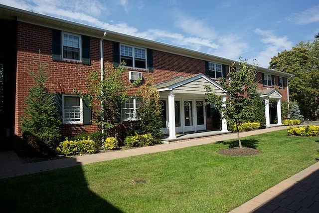 Fairfield South At Bay Shore — Photo 2