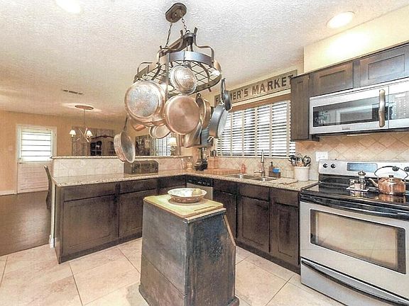 5th image of 306 Maple Leaf Dr