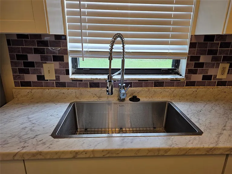 415 Greenwich Ct — Photo 6