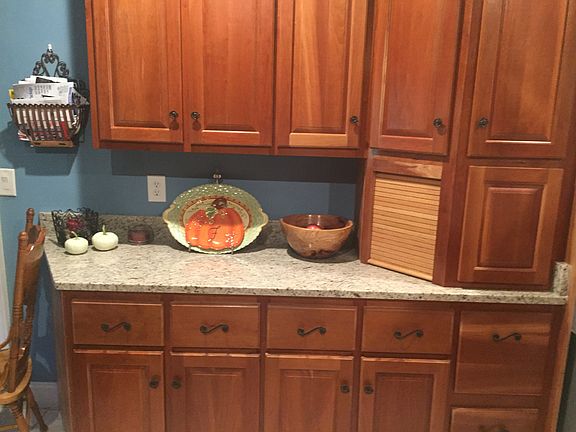 kitchen w/appliance garage