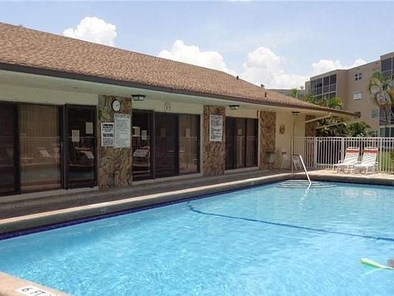 4th image of 415 SE 11th Ter APT 105