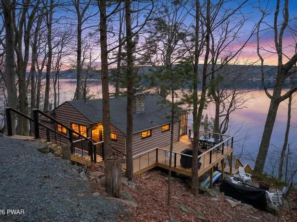 62 E Lakeside Dr, Lakeville, PA 18438