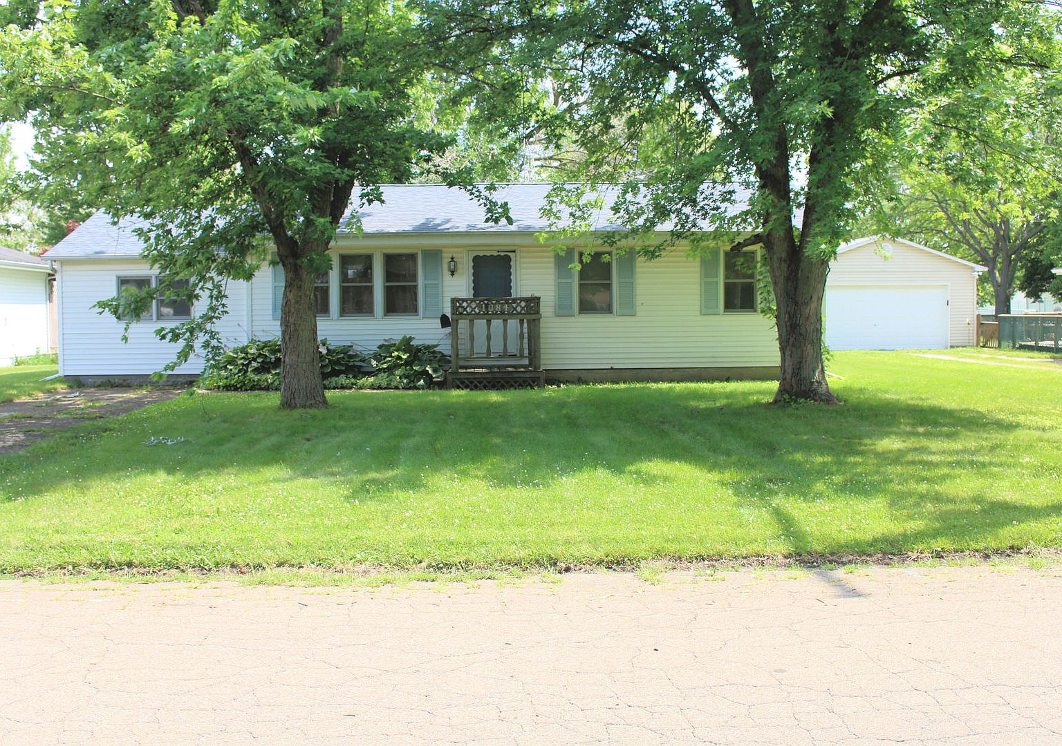 1084 Eastview Dr, Paxton, IL 60957 Zillow