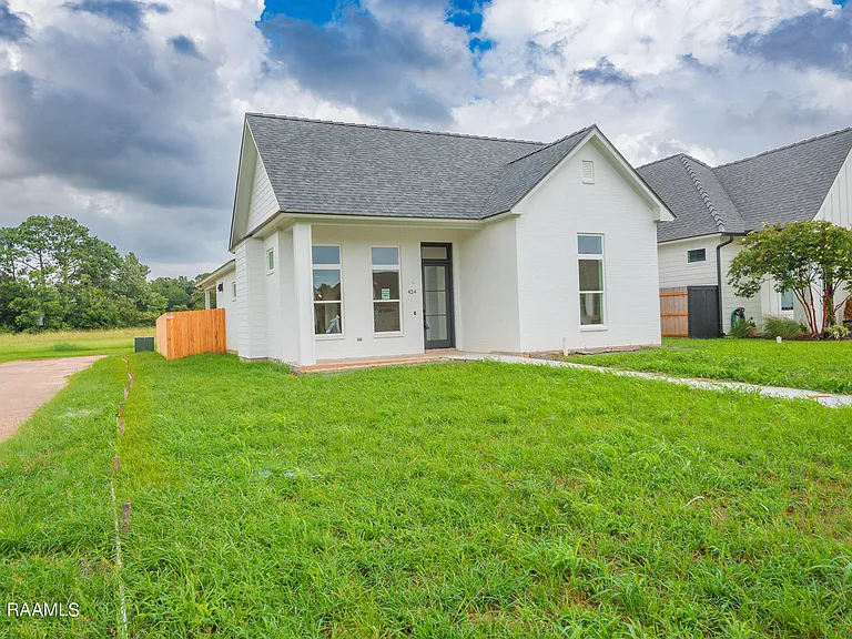 424 Dunvegan Ct — Photo 1