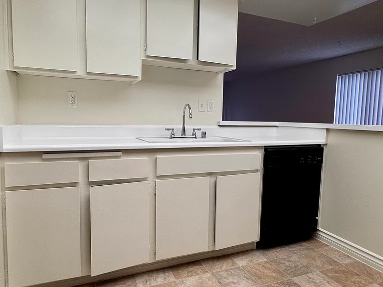 4901 Whitsett Ave #203 — Photo 7