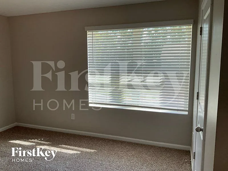 4 bed, 2.5 bath, 1841 sqft, $2,445 — Photo 2
