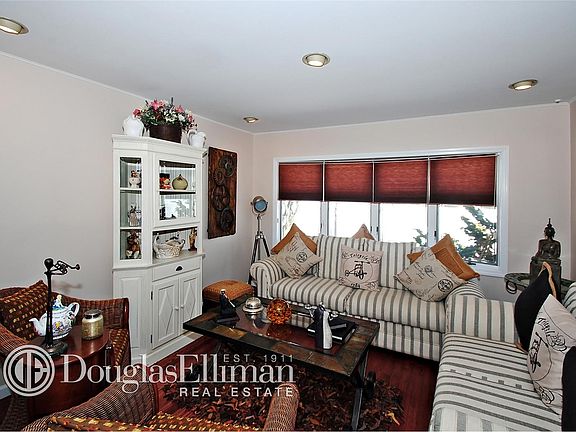 3rd image of 126 Orchard St