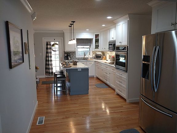 Kitchen to dinning room