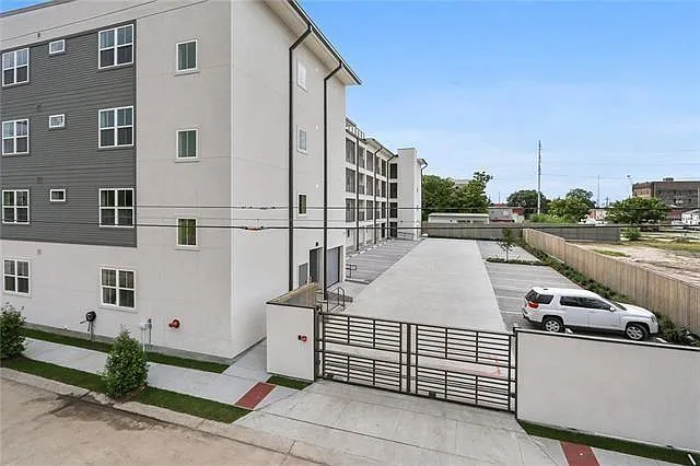 2 bed, 2.0 bath, 959 sqft, $2,400 — Photo 2