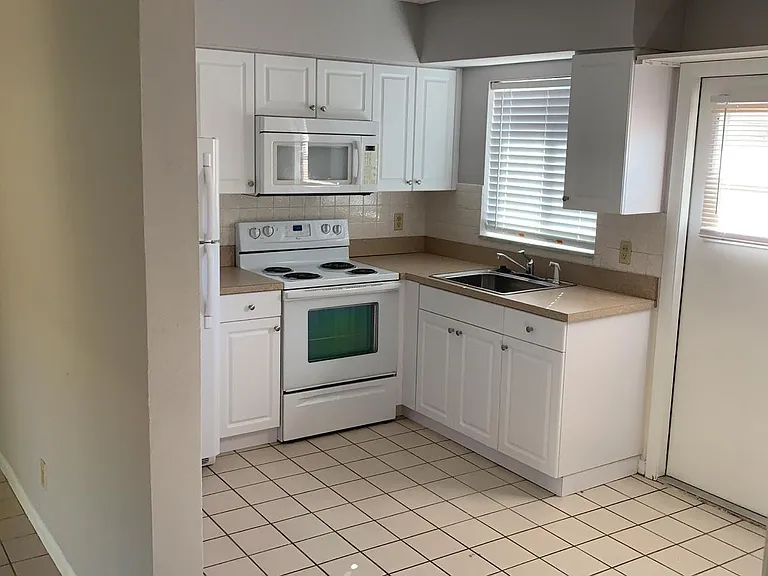 3720 NE 22nd Ave — Photo 5
