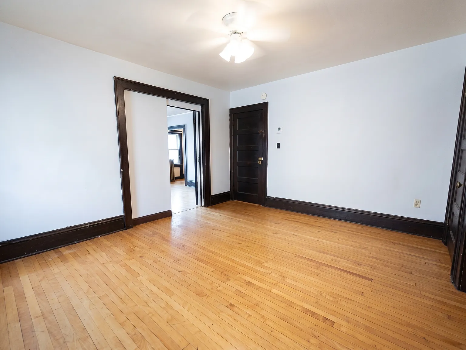 5 bed, 1590 sqft, $4,249 — Photo 2