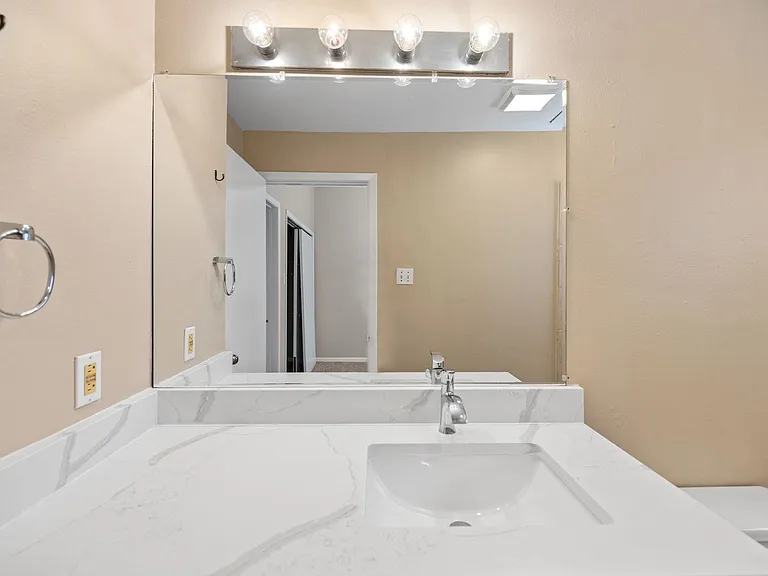 712 Graham Pl #203 — Photo 24
