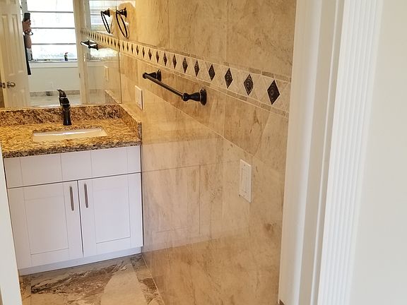 3rd image of 301 Bonaventure Blvd APT 3