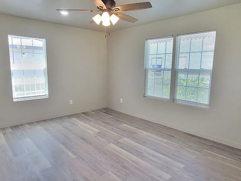 2112 Axtell St — Photo 7