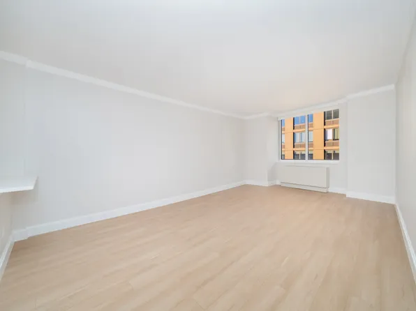 140 Riverside Boulevard image 1 of 26