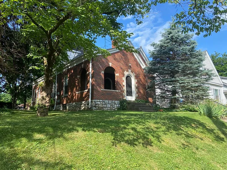 454 Ashland Ter — Photo 1