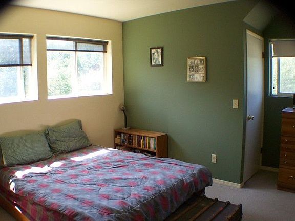 Large cheerful bedroom!