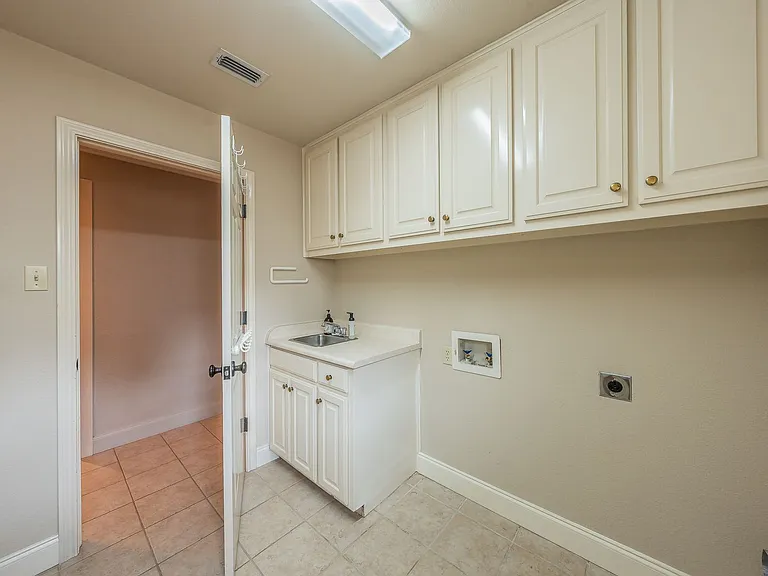 6724 Blue Meadow Dr — Photo 45