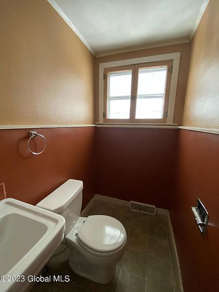 5th image of 98 Champlain Avenue