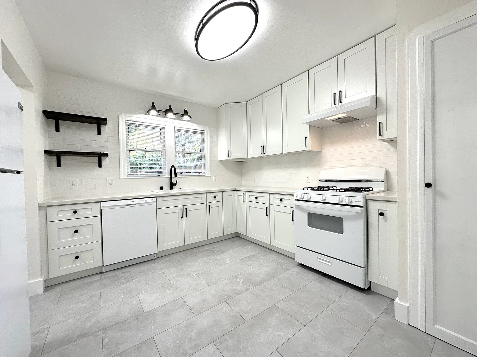 2 bed, 1.0 bath, 1100 sqft, $2,700 — Photo 4