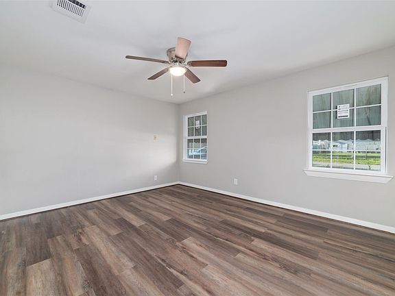 4th image of 800 E Adoue St #1/2