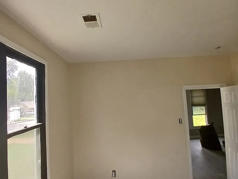 726 Kent St — Photo 9