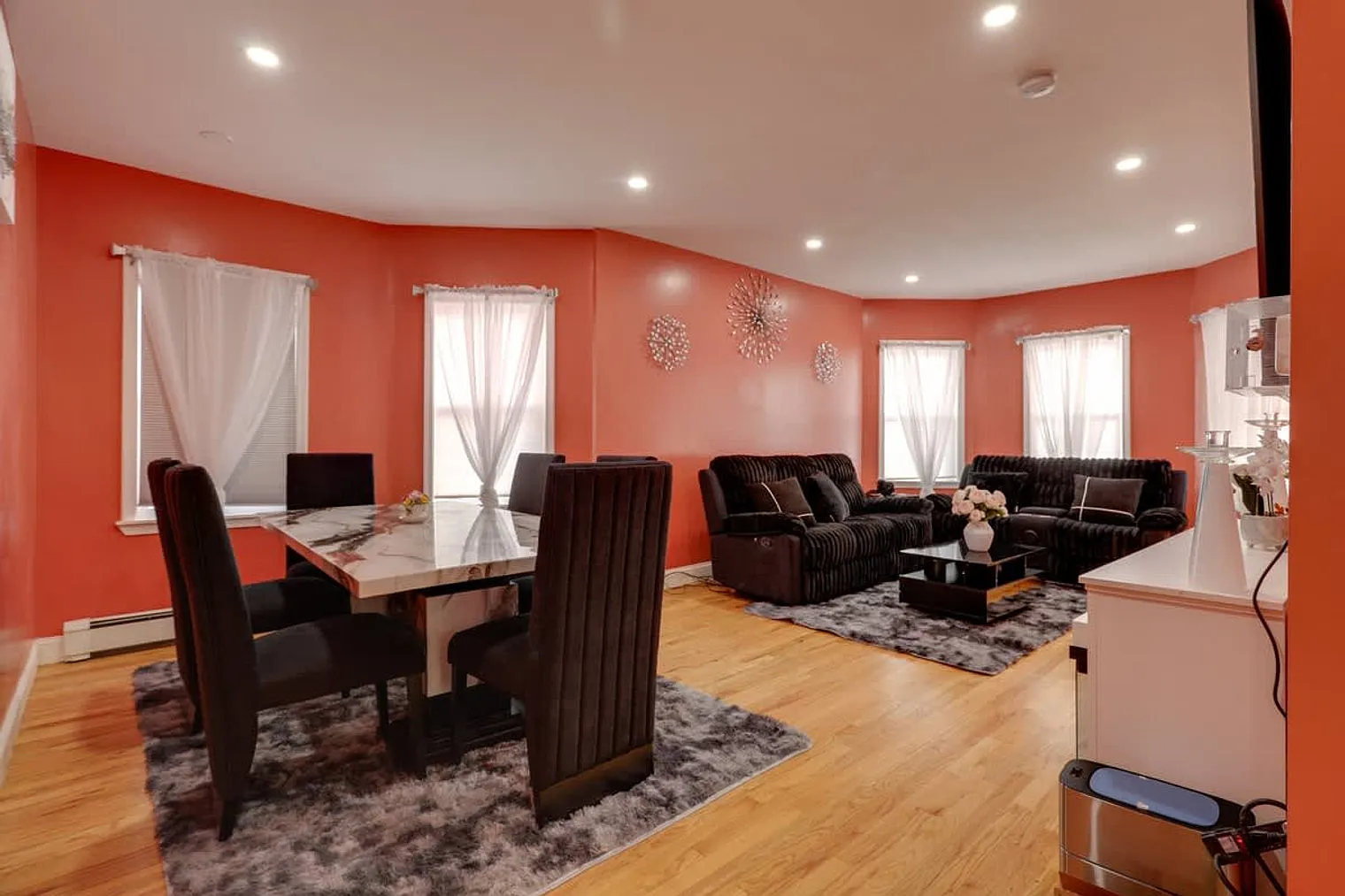 3 bed, 2.0 bath, 742 sqft, $10,517 — Photo 2