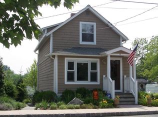 32 Warren St, Chester, NJ 07930