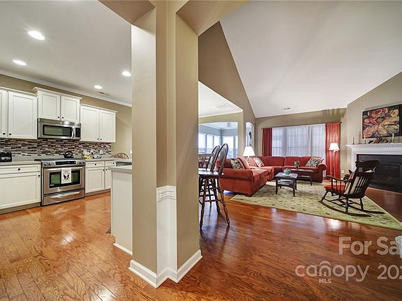 5th image of 1035 Orchid Ln